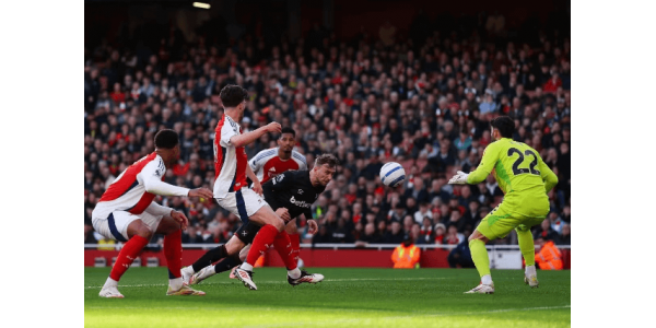 O Arsenal perdeu com o West Ham e perdeu a hipótese de recuperar o atraso