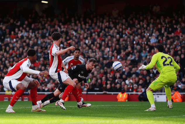 O Arsenal perdeu com o West Ham e perdeu a hipótese de recuperar o atraso
